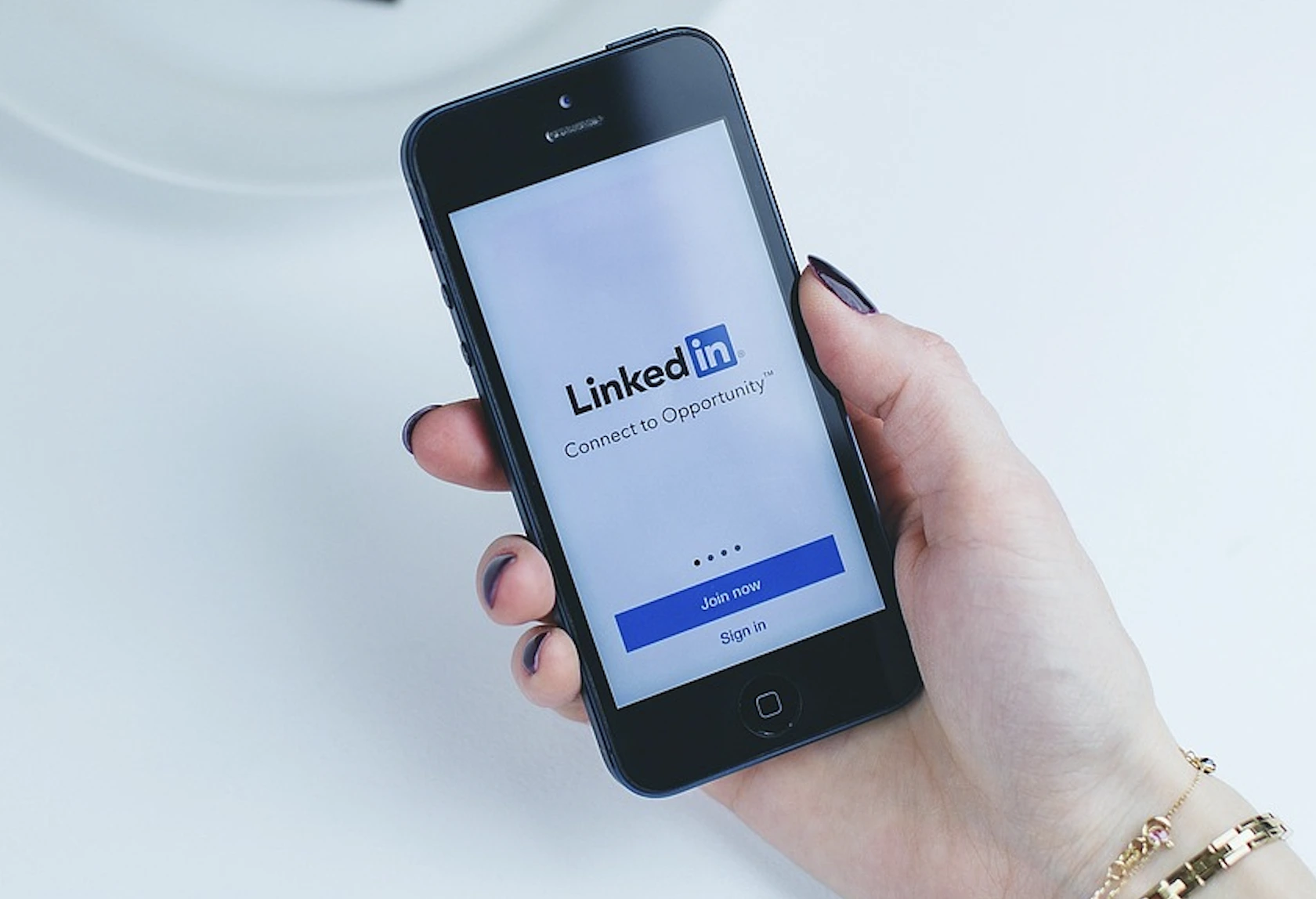 LinkedIn, AI 모델 훈련을 위해 사용자 메시지를 무단으로 공유한 혐의로 소송에 직면하다