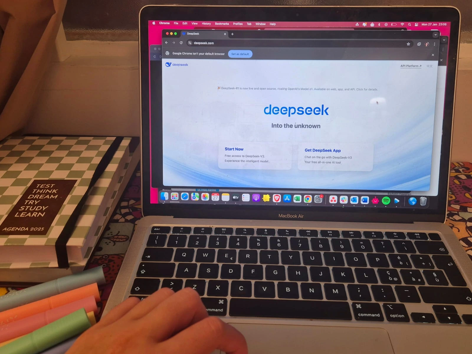 DeepSeek, 사이버 공격 이후 회원 가입 제한하기