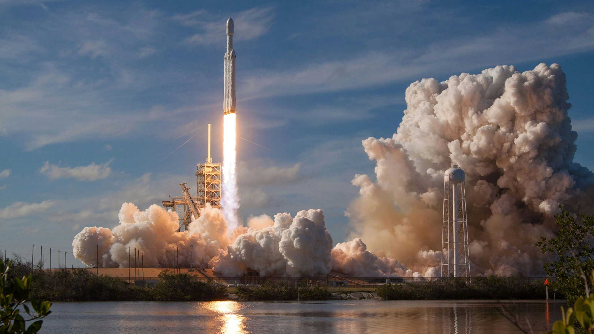 SpaceX, 사상 첫 극지 궤도에서 4명의 민간인을 태운 사적 임무를 발사하다