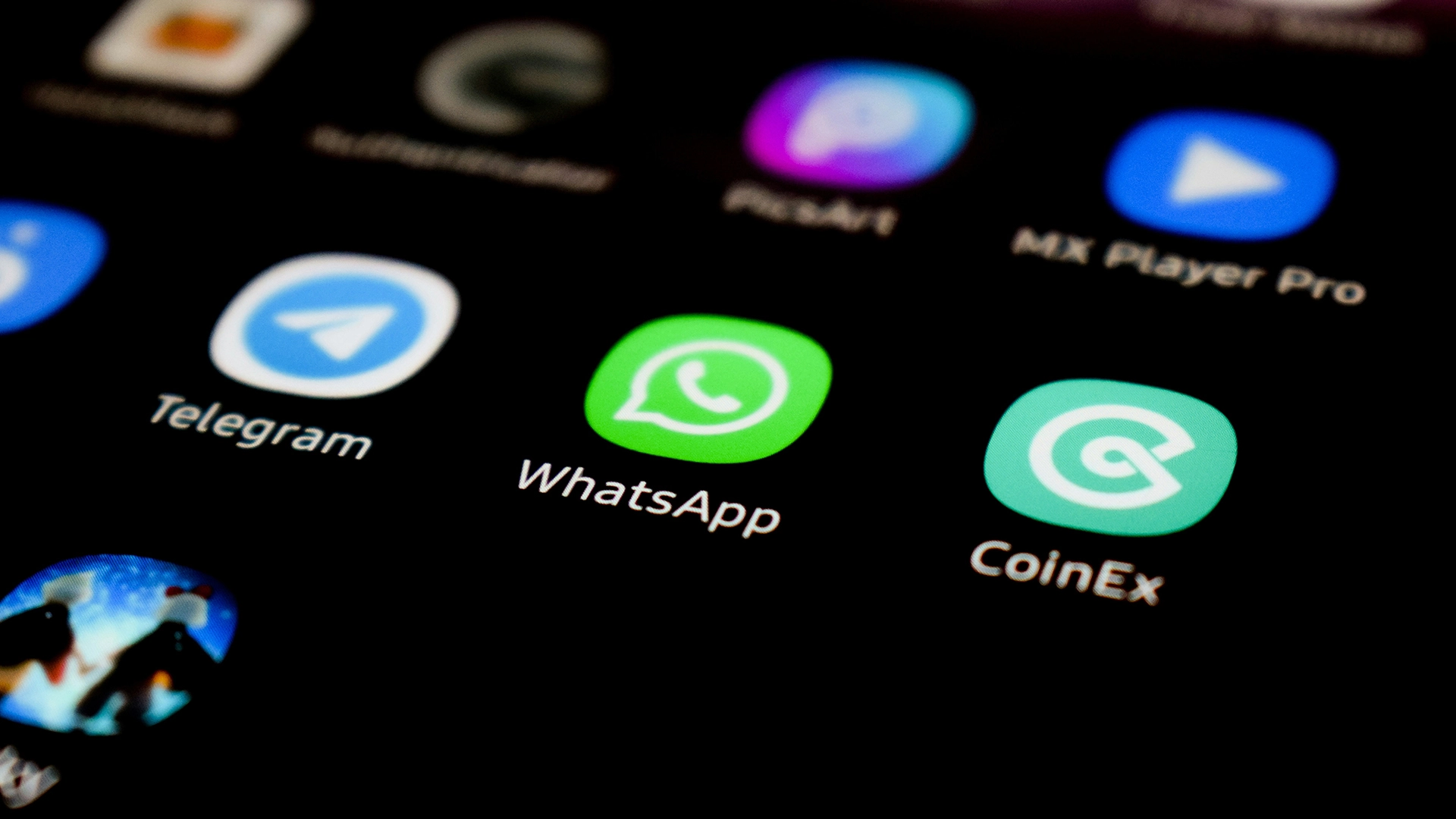 WhatsApp, 상태 메시지에 광고 도입, 유료 채널 기능 추가
